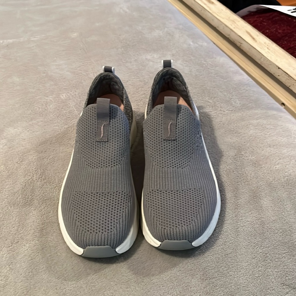 Sketchers arch fit slip-ins Go Walk, size 7 1/2, gray